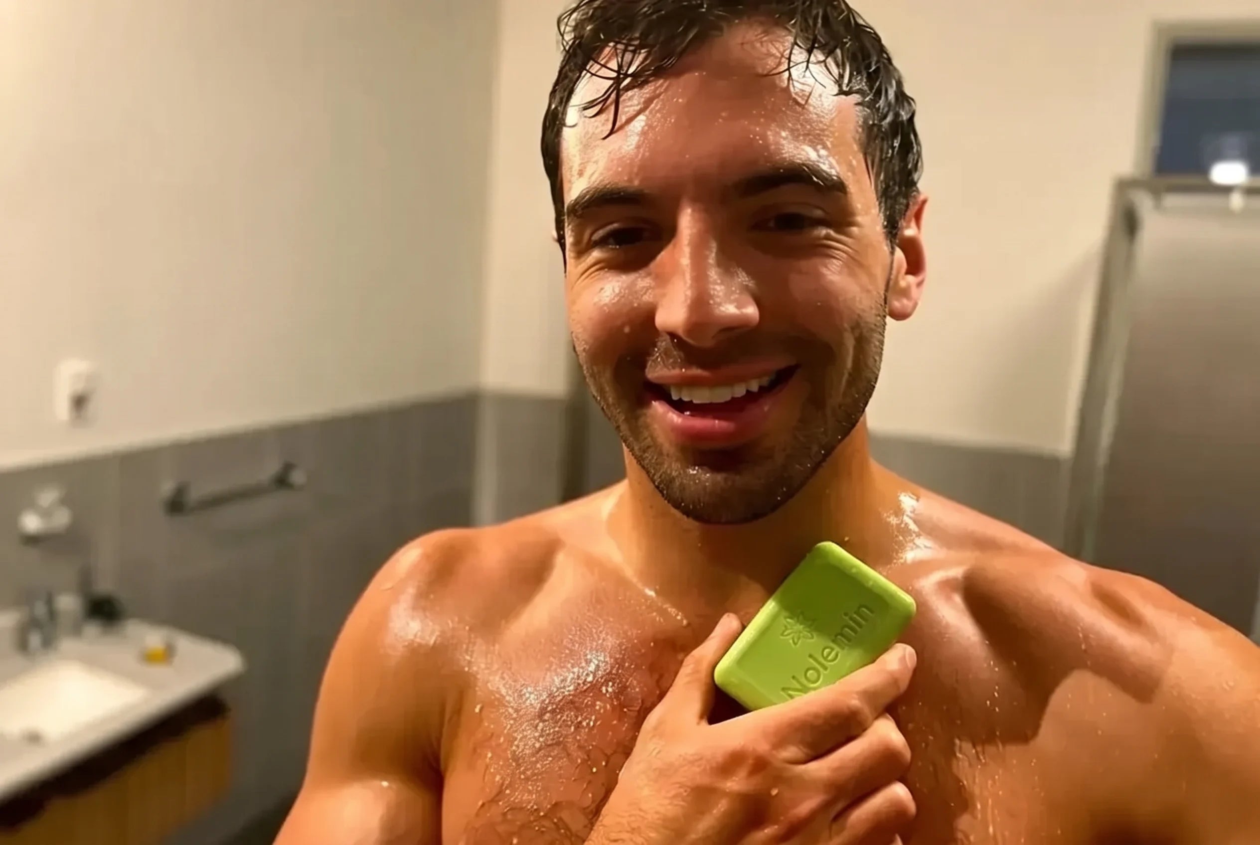 Hombre sudando durante la regadera mientras usa Nolemin
