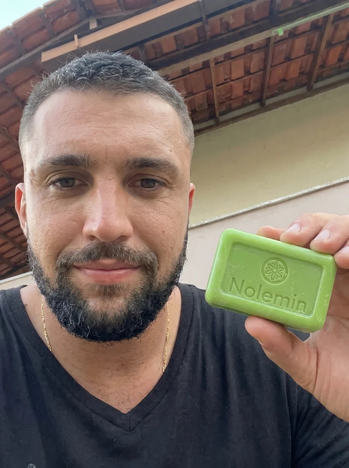 Cliente mostrando una barra de jabón Nolemin
